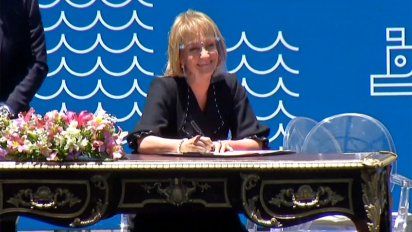 Carolina Cosse firma como intendenta de Montevideo.