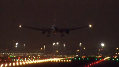 asi fue el aterrizaje de emergencia en madrid del avion que revento una rueda al despegar