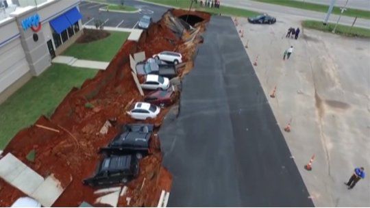 autos tragados tierra