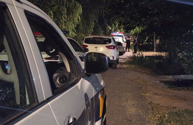 Foto: Eduardo Castro, Subrayado. Policía trabajaba en la escena en La Paz, en la noche del lunes.