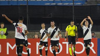 danubio derroto a huracan por la minima diferencia y continua con chance en copa sudamericana