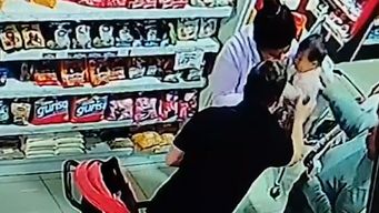 un guardia de seguridad salvo la vida de una bebe de 9 meses que se estaba asfixiando