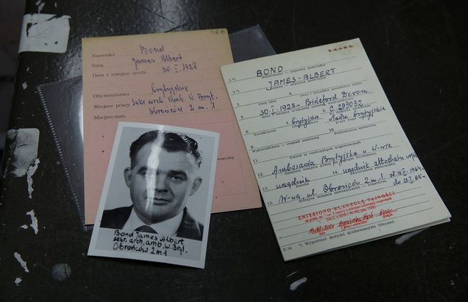 La ficha de James Albert Bond.&nbsp;Lleg&oacute; a Polonia el 18 de febrero de 1964 y fue oficialmente empleado como archivista del Agregado Militar de la Embajada Brit&aacute;nica