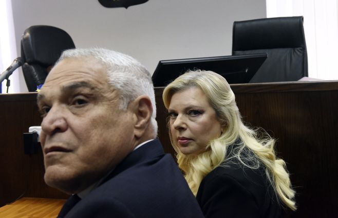 Sara junto a su abogado Yossi Cohem en la sede judicial de Jerusalén&nbsp;