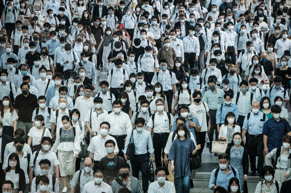 Personas usanmáscaras en una estación de tren en Tokio el 28 de julio, un díadespués de que la ciudad informara un récord de 2.848 nuevos casosdiarios de coronavirus Covid-19.