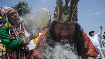 Chamanes peruanos en su tradicional ritual el 27 de diciembre de 2023. AFP.