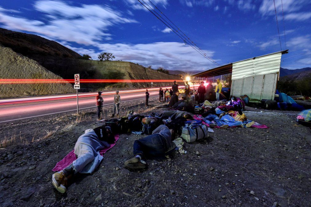 Migrantes venezolanos en su camino a Perú duermen sobre la ruta Panamericana entre Tulcan e Ibarra en Ecuador