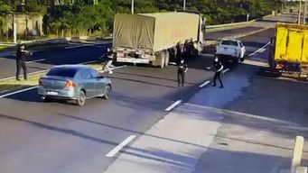 video: intentaron fugarse, chocaron un movil policial y fueron detenidos