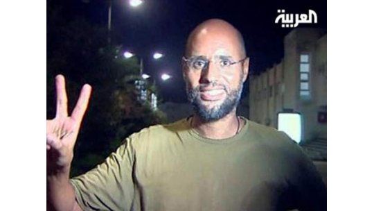 Hijo de Gadafi está libre y se mostró en un hotel