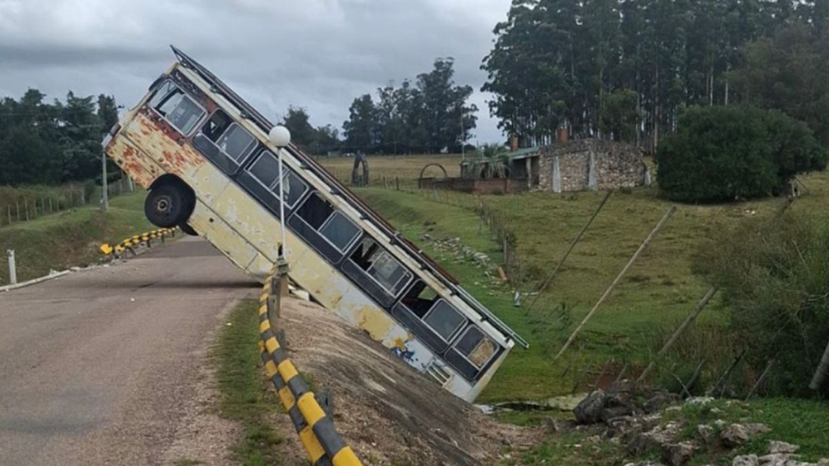 Ómnibus quedó sin frenos y terminó colgando de un puente en Nueva Carrara