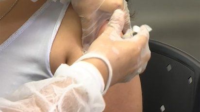 refuerzos a vacunas contra el covid: no sabemos cuantos ni cuan a menudo, afirma experto