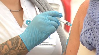 llaman a embarazadas a vacunarse contra el vrs para evitar infecciones respiratorias graves en sus hijos recien nacidos