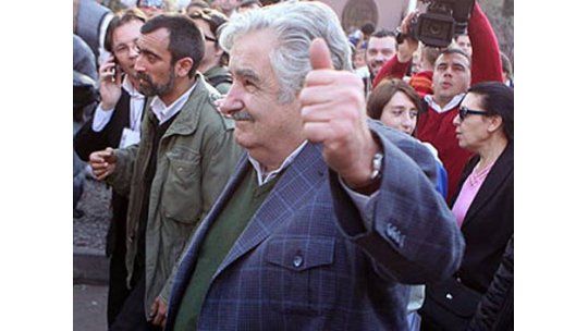 Mujica llegó  a Cuba para reunirse con Raúl y Fidel Castro