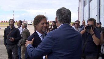 orsi y lacalle pou se encontraron en la presentacion de los super tucano para la fau y juntos cortaron la cinta