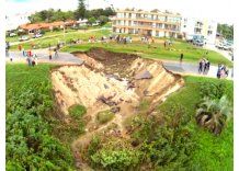 Impresionantes imágenes de calles erosionadas por el agua