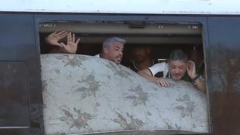 seis hinchas de penarol detenidos tras apedrear un omnibus que trasladaba la utileria y jugadores de botafogo