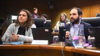 Ministro Gonzalo Civila y Mercedes Clara, directora de Gestión Territorial del Mides, en la Comisión del Parlamento. Foto: FocoUy