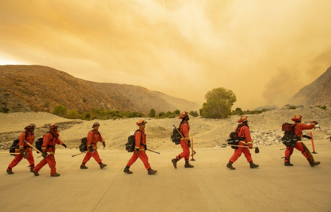 Más de 1.300 bomberos luchan contra un incendio que ardía fuera de control el 2 de agosto en el sur de California.&nbsp;El llamado Apple Fire ha carbonizado más de 8000 hectáreas.