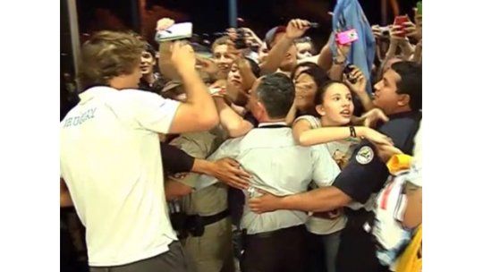 Decenas de hinchas celestes esperaron a la selección en Paraguay