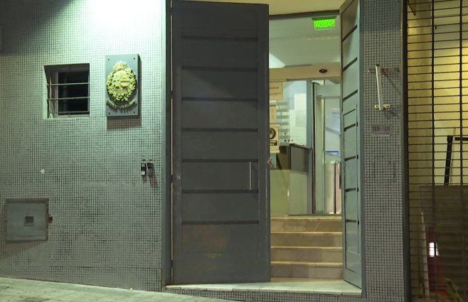 Ocurrió el domingo cuando el joven estaba detenido por rapiña.