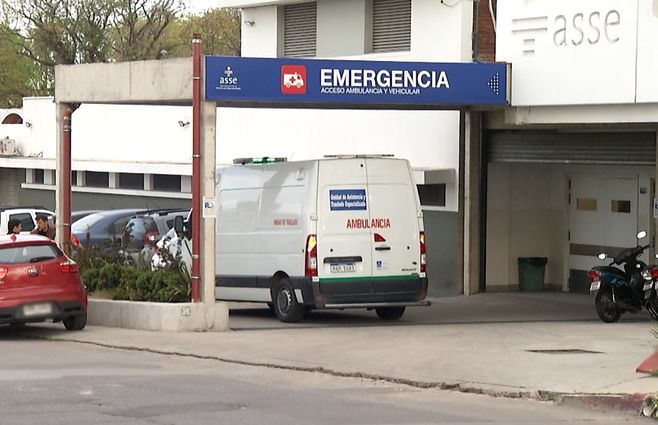 ambulancia-en-hospital-del-cerro-emergencia