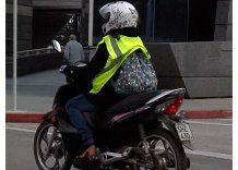 Uruguayos se resisten al cinturón, casco y chaleco reflectivo