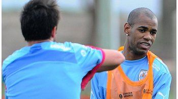 se afirma rolan en la delantera celeste en lugar de abel hernandez