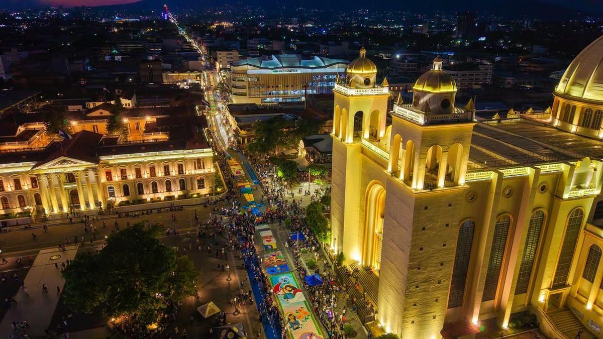 Salvadoreños elaboran alfombra de sal de más de un kilómetro en Semana Santa