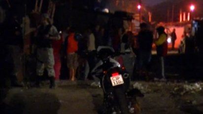 6 de enero en el barrio Maracaná. Los vecinos y la Policía en la escena del crimen. El hombre del machete ya fue abatido. Fueron once agentes contra un hombre solo. El muerto recibió diez balazos.&nbsp;