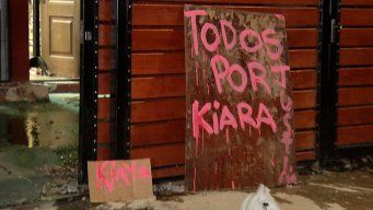 Foto: Subrayado. Todos por Kiara, el cartel colocado por vecinos en el frente de la vivienda del imputado.