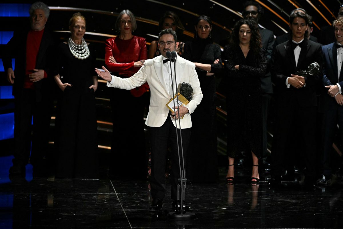 El director de cine español Juan Antonio Bayona pronuncia un discurso al recibir el premio a la Mejor Película.&nbsp;