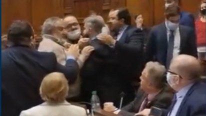 diputados casi se van a las manos tras cruce de acusaciones en el parlamento