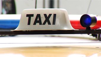 taxista embistio a una mujer de 73 anos en la esquina de bulevar artigas y 8 de octubre