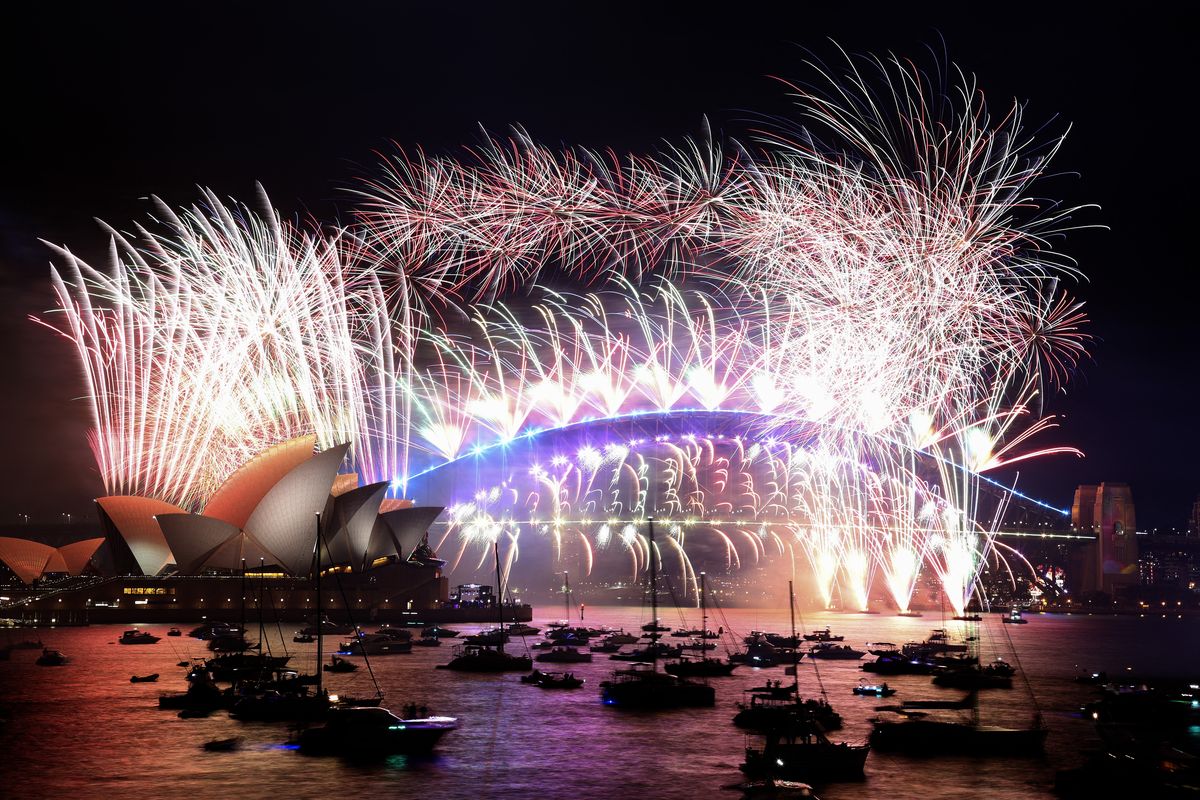 &nbsp;Fuegos artificiales iluminan el cielo sobre el icónico HarbourBridge y la Ópera de Sydney durante el espectáculo de fuegosartificiales el 1 de enero de 2022.