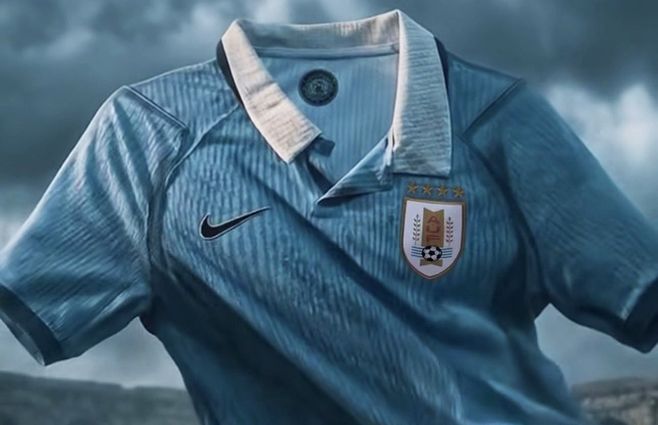 Foto: Martín Charquero en X. Camiseta de Uruguay para el Mundial.