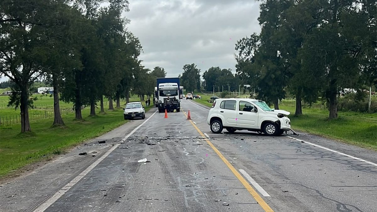 Dos personas murieron y cuatro resultaron lesionadas en choque frontal entre un auto y una camioneta