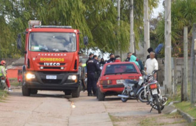 Bomberos trabajaba este fin de semana en el rescate del cuerpo de la victima. 