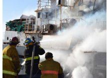 Sigue prendido fuego el pesquero coreano en el Puerto