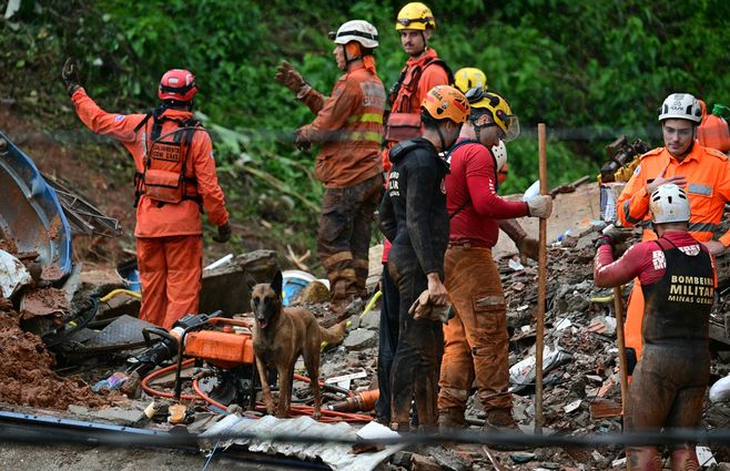 Rescatistas buscan personas en los escombros. Foto: AFP