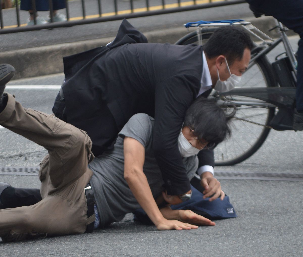Un hombre sospechoso de dispararle al ex primer ministro japonés Shinzo Abe es derribado por la policía en la estación Yamato Saidaiji en la ciudad de Nara el 8 de julio de 2022. Shinzo Abe recibió un disparo en un evento de campaña.