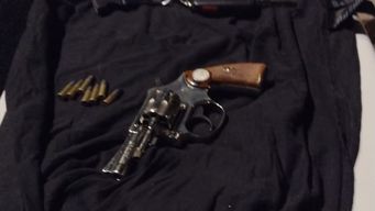 dos detenidos, un auto y un arma incautada en operativo por picadas