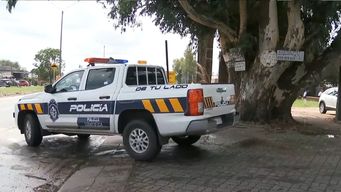 salio de jugar al futbol y cuando iba con un amigo le cayo una rama encima durante el temporal: esta grave