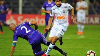 Luan de Atlético Mineiro y Coto Correa de Defensor Sporting
