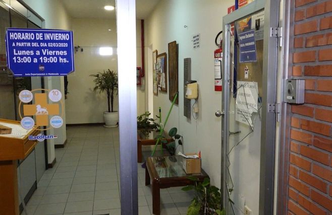 Vidrios rotos y manchas de sangre en la entrada de la Junta Departamental. 