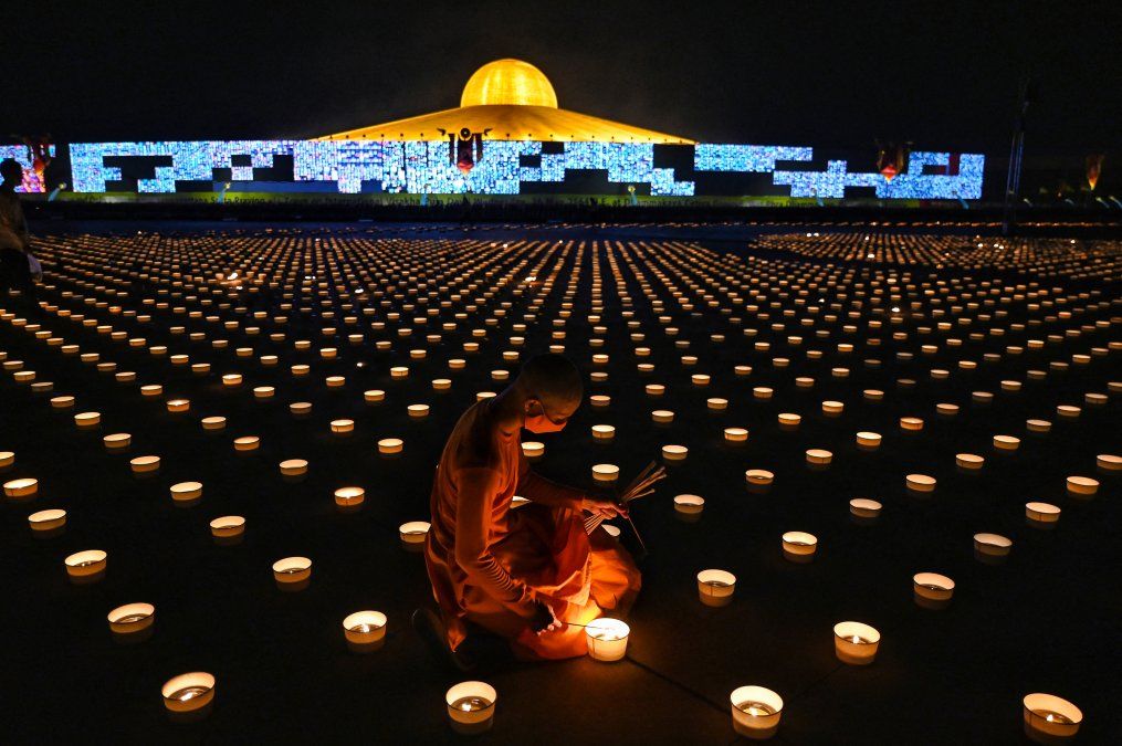 Un monje budista enciende velas para conmemorar el Día de Visakha Bucha o el Día de Vesak, una celebración del nacimiento, la iluminación y la muerte del Señor Buda&nbsp;