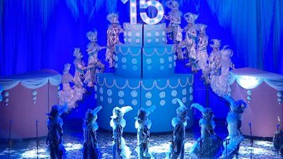 los chobys festejaron sus 15 anos vestidos de blanco  en el teatro de verano