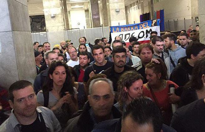 Los trabajadores se agolparon frente al despacho del intendente en el mes de junio.