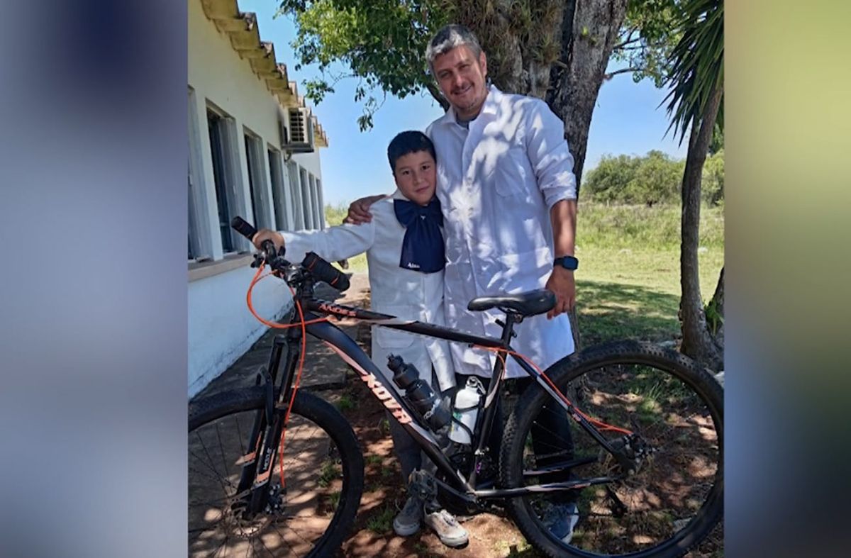 Maestro rural regaló su bicicleta a un alumno: "Vos podés llegar lejos, mucho más lejos de lo que imaginas"