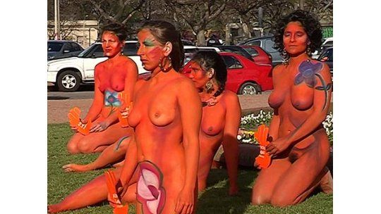 Desnudas y pintadas, manifestaron su rechazo a la ley que se vota