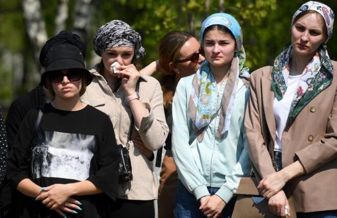 Entierro de Elvira Ignatieva, una profesora de inglés de 25 años, que según la agencia de prensa TASS, murió cuando intentaba salvar a un niño y se interpuso entre el alumno y el agresor© AFP Natalia Kolesnikova